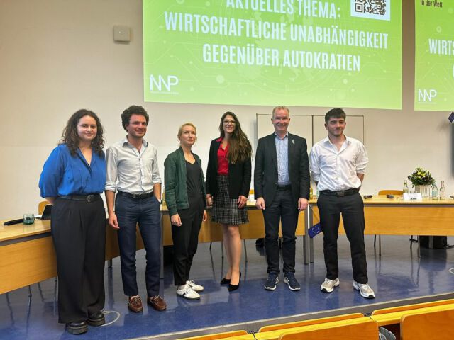 Liebe NWP-Mitglieder,
Am Mittwoch fand unser Themenabend zur Europawahl unter dem Motto „Europas Stellung in der Welt“ statt. Uns hat der Abend große Freude bereitet, wir hoffen euch geht es ähnlich! ❤️
Vielen Dank an unsere Gäste fürs Kommen und für die spannende Diskussion, und natürlich herzlichen Dank für euer zahlreiches Kommen, wir waren über 100 Menschen im Publikum! 🙌🏼