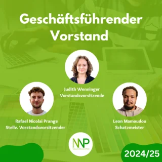 Es ist soweit! 🎉 Der neue Vorstand des NWPs ist am Start und wir freuen uns, voller Energie in das neue Jahr zu starten. Mit vielen Ideen und Plänen im Gepäck machen wir uns an die Umsetzung unserer Visionen. 🚀
Aber zuerst möchten wir euch unseren geschäftsführenden Vorstand vorstellen:  Unsere Vorsitzende: Judith Wenninger  Hallo! Ich bin Judith, 20 Jahre alt und ich studiere BWP im 5. Semester. Ich interessiere mich besonders für sozialpolitische und makroökonomische Themen, vor allem die nerdigen Sachen mit Zahlen. Im Vorstand kümmere ich mich wie letztes Jahr mit um die FLINTA*-AG und werde bei der Veranstaltungsorga helfen, außerdem organisiere ich gemeinsam mit Rafi die Vorstandsarbeit und schaue, dass der Laden rund läuft.  Unser stellv. Vorstandsvorsitzender: Rafael Nicolai Prange  Hey, ich bin Rafael, 21 Jahre alt und studiere im 5. Semester BWP. Besonders faszinieren mich Verkehrspolitik und die Mobilitätswende, ebenso wie innenpolitische Themen. Als stellvertretender Vorstandsvorsitzender bin ich vor allem für die Vorstandsarbeit zuständig und unterstütze bei der Organisation unserer Events. 
Fun Fact: Vor 1 1/2 Jahren habe ich von Wirtschaftsingenieurwesen zu BWP gewechselt – beste Entscheidung!  Unser Schatzmeister: Leon Mamoudou  Hi, ich bin Léon, 21 Jahre alt und studiere im 5. Semester BWP. Meine Interessen liegen hier vor allem in der Umwelt/Wirtschaftspolitik und den internationalen Beziehungen. Meine Aufgaben im Vorstand beziehen sich vor allem auf die Finanzen sowie die Mitgliederverwaltung.